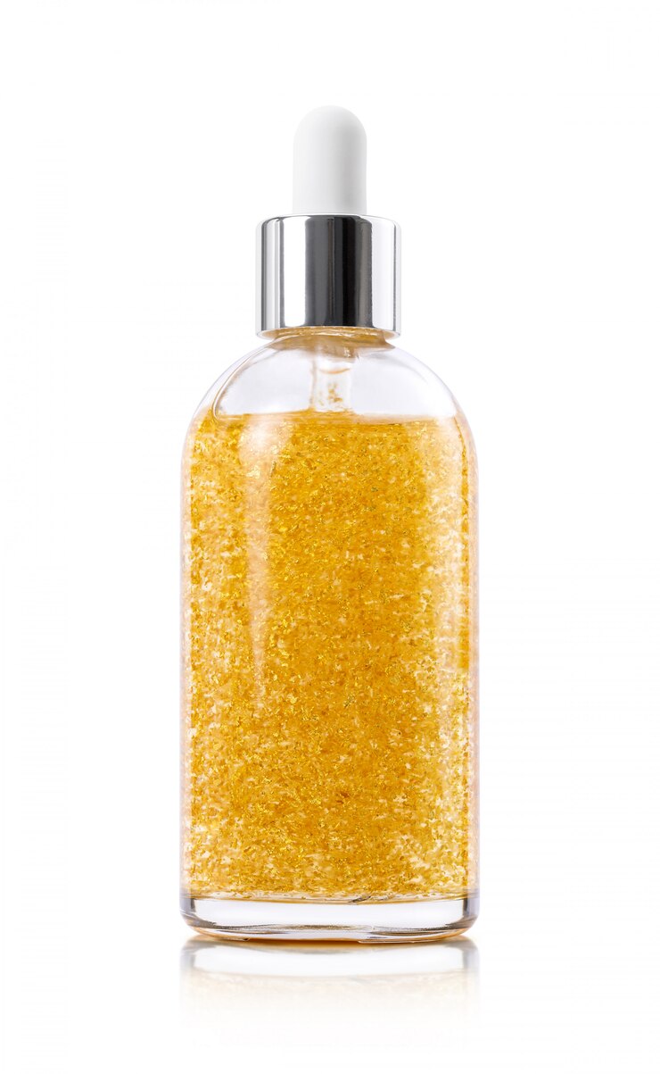 Sérum doré en bouteille de verre isolé