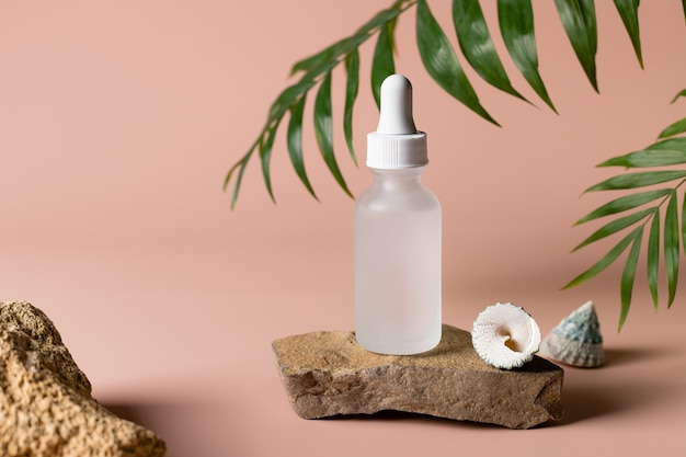 Sérum hydratant sur podium en pierre avec coquillages Concept de soins de beauté