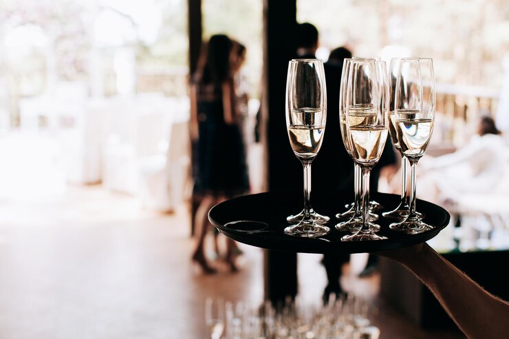 Le serveur apporte des verres de champagne pleins sur un plateaux9
