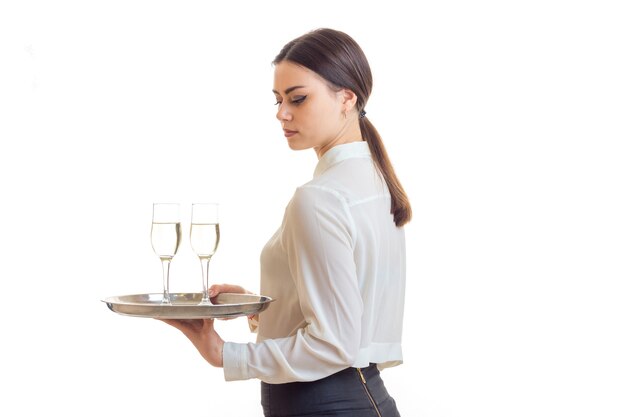 Serveur de femme avec un verre de vin sur un plateau isolé sur blanc