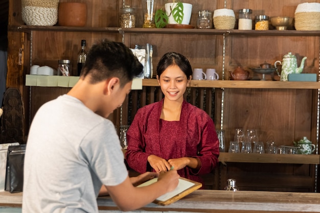 Le serveur montre le menu au client