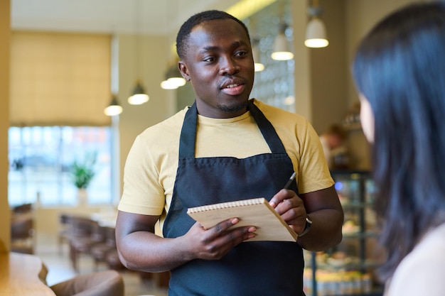 Serveur prenant la commande au café