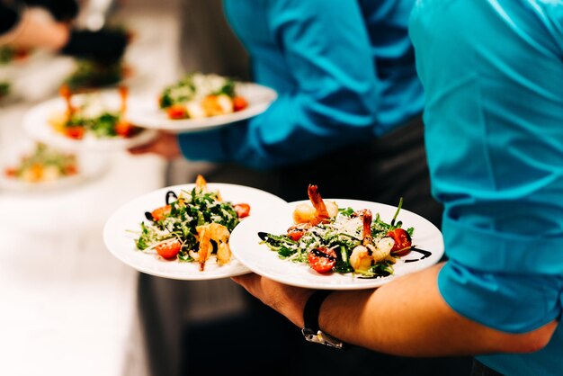 Photo un serveur qui sert une salade.