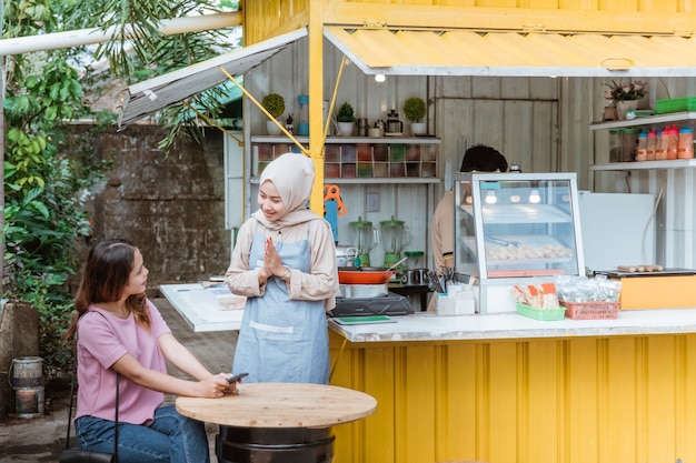 Le serveur remercie la femme qui a commandé