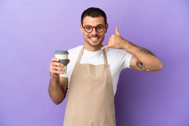 Serveur de restaurant brésilien sur fond violet isolé faisant un geste téléphonique. Rappelle-moi signe