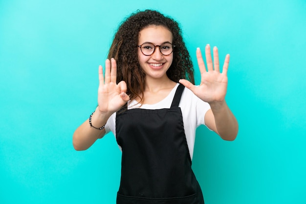 Serveur de restaurant femme arabe isolée sur fond bleu comptant huit avec les doigts