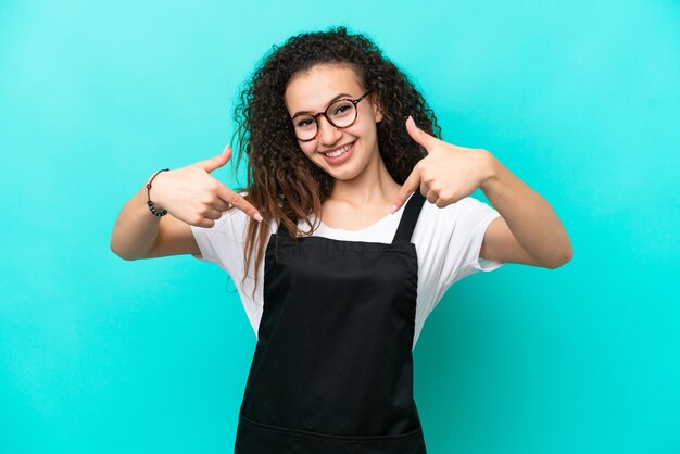 Serveur de restaurant femme arabe isolée sur fond bleu fière et satisfaite