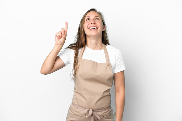 Serveur de restaurant femme caucasienne isolée sur fond blanc pointant vers le haut et surpris