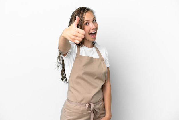 Serveur de restaurant femme caucasienne isolée sur fond blanc avec les pouces vers le haut parce que quelque chose de bien s'est produit