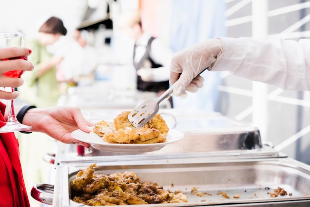 Photo serveur servant une assiette avec de la nourriture