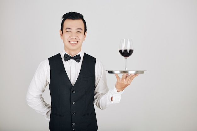 Serveur servant du vin rouge