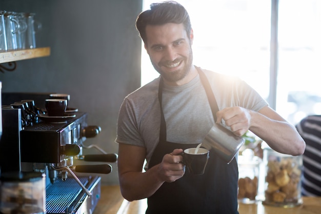 Serveur souriant, confection, tasse café, à, compteur, dans, café