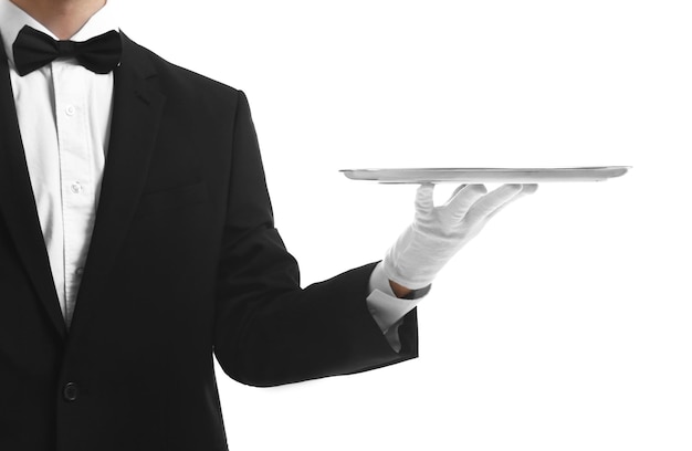 Un serveur tenant un plateau argenté vide sur un fond blanc