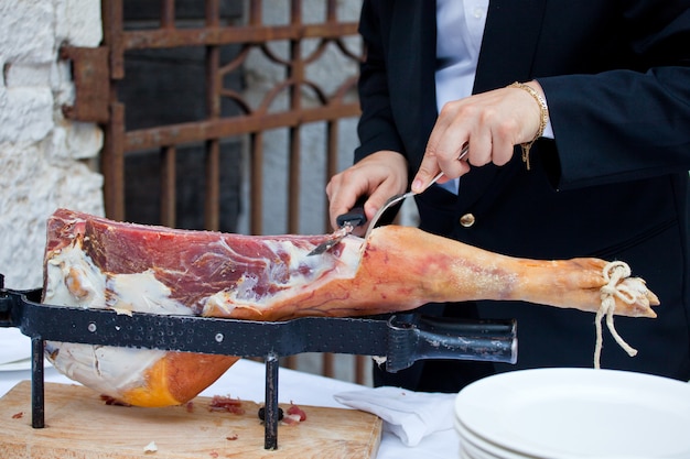 Serveur en tranchant jamon