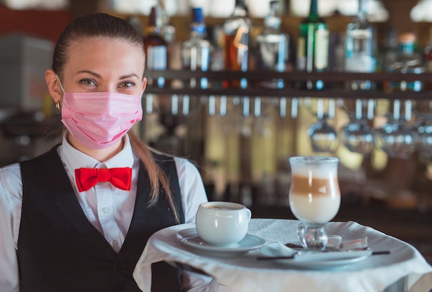 Serveur Travaille Dans Un Restaurant Dans Un Masque Médical.