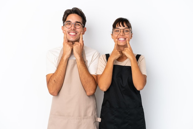 Serveurs de race mixte de restaurant isolés sur fond blanc souriant avec une expression heureuse et agréable