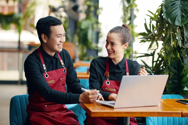 Les serveurs d'un restaurant apprennent le menu de saison