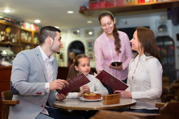 Serveuse au service de la famille de trois