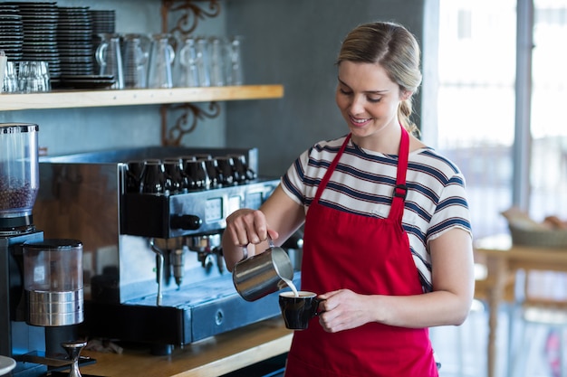 Serveuse, confection, tasse café, à, compteur, dans, café