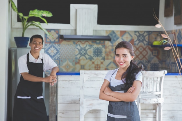 Serveuse, debout, bras croisés, dans, café