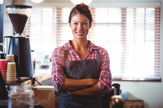 Serveuse, debout, bras croisés