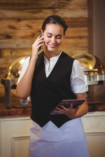 Serveuse faisant un appel téléphonique