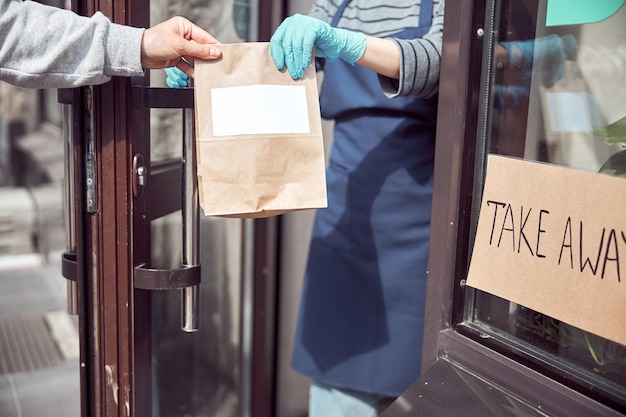 Serveuse femme servant le client dans un café