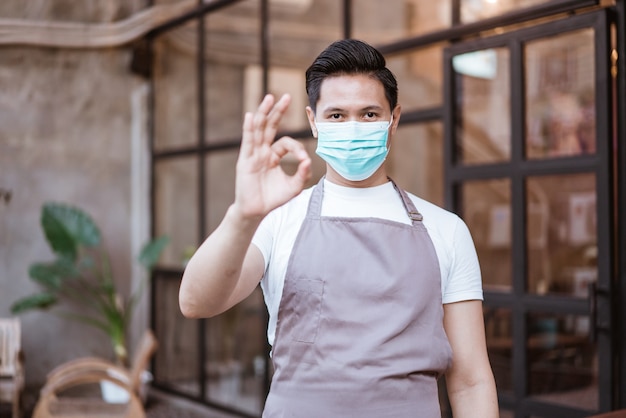 Serveuse portant un masque facial au café