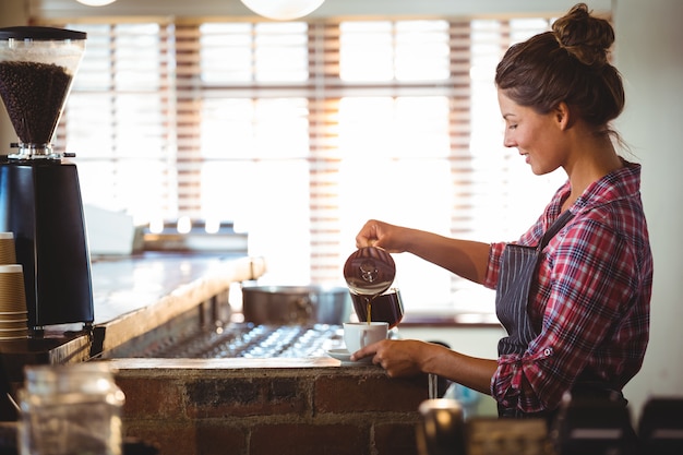 Serveuse prépare un café