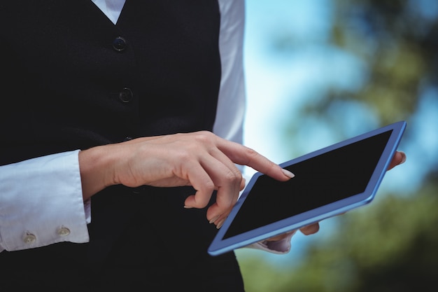 Serveuse souriante prenant une commande avec une tablette