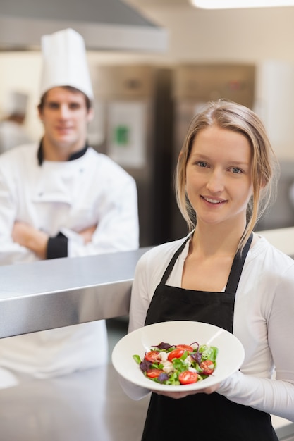 Serveuse tenant une salade