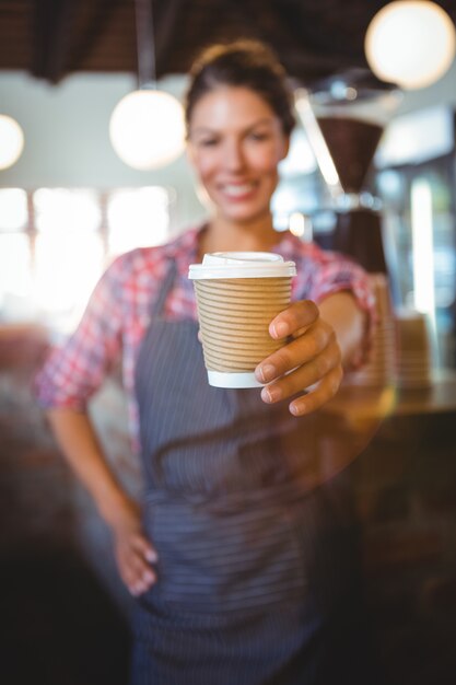 Serveuse tenant une tasse de café