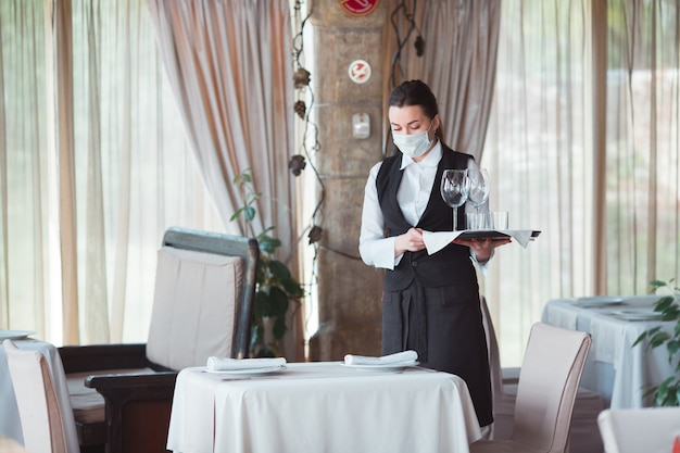 Serveuse travaillant dans un restaurant