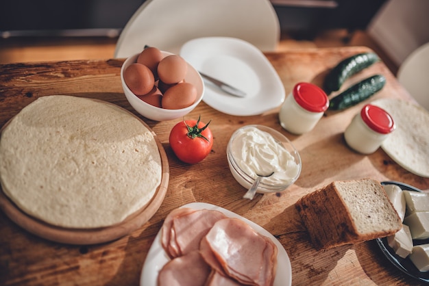 Servi le petit déjeuner sur une table