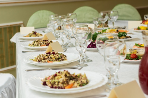 Servi Pour Une Table De Banquet. Verres à Vin Avec Serviettes, Verres Et Salades.