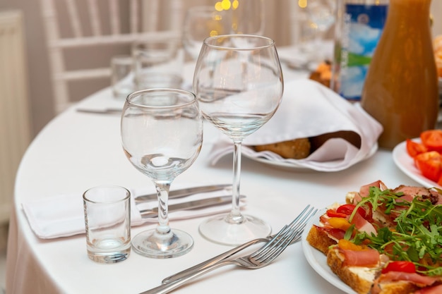 Servi pour la table de restaurant de banquet de vacances avec des plats collation couverts verres à vin et à eau