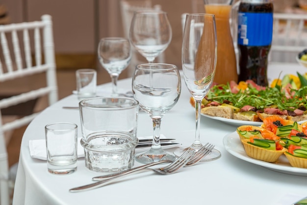 Servi pour la table de restaurant de banquet de vacances avec des plats collation couverts verres à vin et à eau