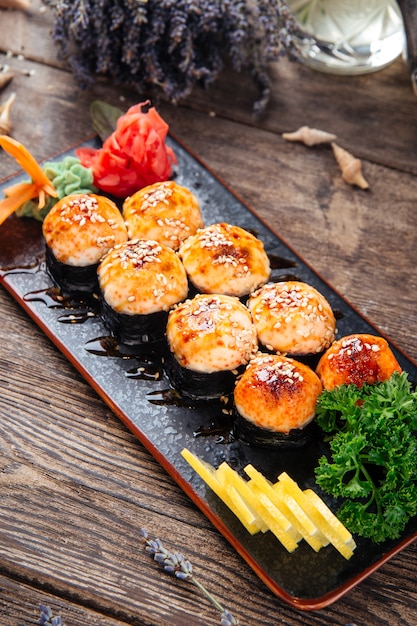 Servi des sushis cuits au four style américain sur plaque