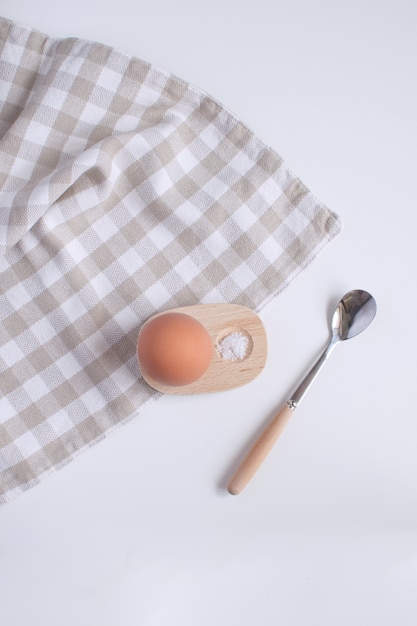 Servi à table pour oeuf boild petit déjeuner dans un coquetier en bois