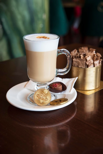 Service de café et de café crémeux au café restaurant bar maison avec des bonbons biscuits au chocolat