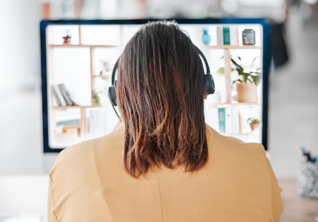 Service client Crm et femme d'affaires de télémarketing avec casque et écran d'ordinateur Consultation de vue arrière et support Web de l'employé travaillant sur la consultation du centre d'appels pour l'aide numérique