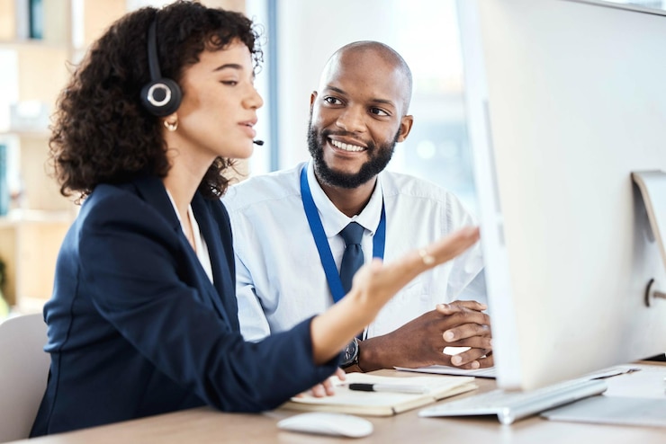 Photo service client du centre d'appels ou travail d'équipe sur ordinateur pour le coaching, le conseil ou le réseautage dans l'apprentissage du directeur de bureau ou l'homme et la femme noirs sur la technologie pour la recherche en télémarketing ou le soutien stratégique