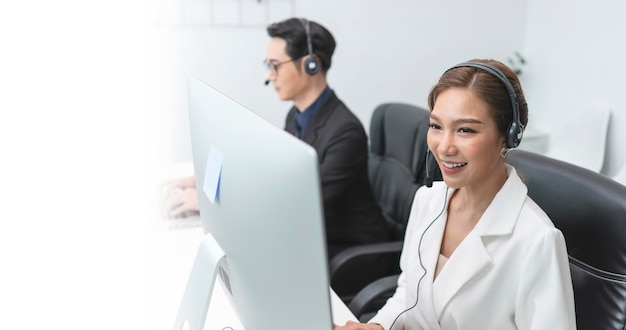 service à la clientèle de l'équipe d'agents du centre d'appels support portant un casque ou un casque parlant avec le client