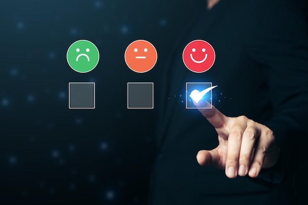 Service à la clientèle Meilleure évaluation d'entreprise Concept d'enquête de satisfaction d'expérience Les hommes d'affaires choisissent à la main la meilleure satisfaction