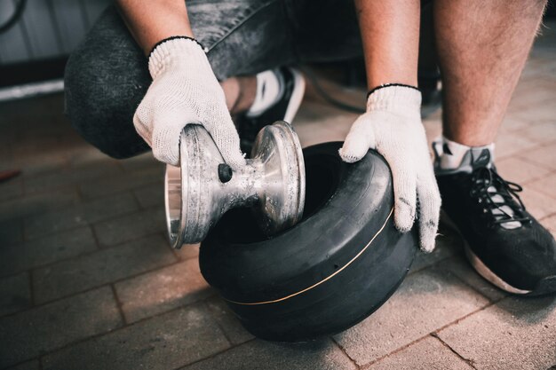 Le service de course de karting mécanicien change les roues