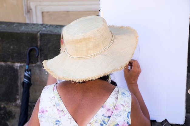 Le service des femmes tchèques a été peint des portraits et des caricatures et des dessins à l'aquarelle au pont Charles le 30 août 2017 à Prague en République tchèque