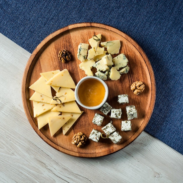 Service à fromage sur planche de bois