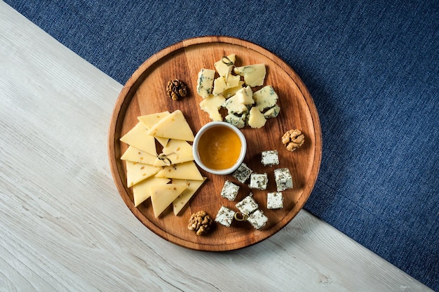 Service à fromage sur plateau en boisxA