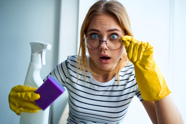 Service d'intérieur de détergent d'hygiène de nettoyage à la maison de femme