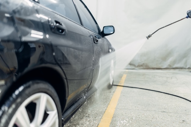 Service de lave-auto, nettoyage de la voiture.